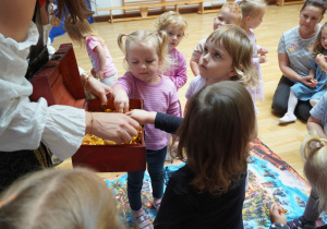 Maluszki podczas spotkania z piratami