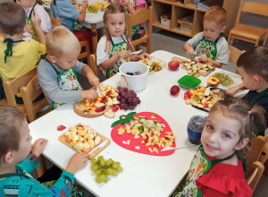 „Zdrowie ze smakiem – przedszkolaki przygotowują zdrowe przysmaki”