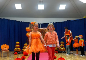 dwie śmiejące się dziewczynki ida po wybiegu