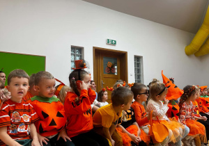 dzieci z grupy 4 latków siedzą na ławkach