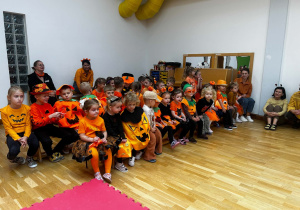 dzieci z 3 i 6 laktów ze swoimi paniami siedzą na ławkach