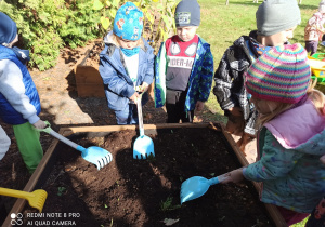 dzieci grabią ziemię