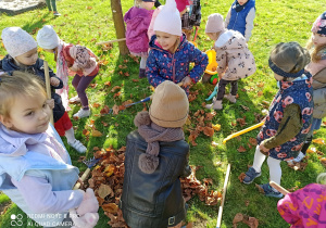 dzieci grabią liście