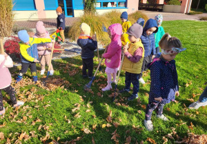 przedszkolaki sprzątają ogród