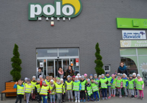 Dzieci stoją przed supermarketem 