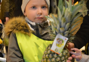 Dziewczynka trzyma ananasa