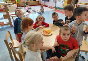 talerz przekąsek- chętne dzieci jedzą owoce