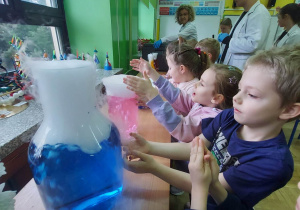 Dzieci podczas zajęć chemicznych