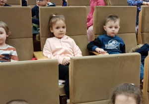dzieci siedzą na widowni