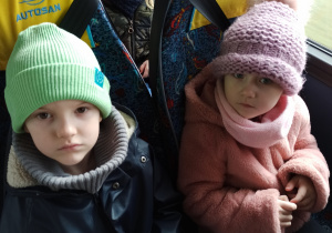 dzieci siedzą w autobusie