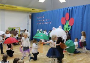 Dzieci tańczą z parasolami 