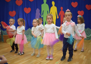 przedszkolaki tańczą z chusteczkami