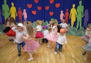 dziewczynki tańczą na scenie