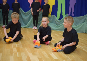 dzieci trzymają zabawki inscenizują piosenkę