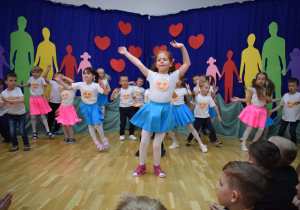 grupa pięciolatków radośnie tańczy