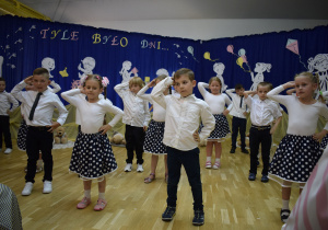 Dzieci prezentują kolejny układ taneczny