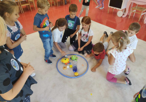dzieci szukają przedmiotów w kształcie koła