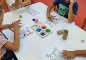 dzieci malują palcami kropki