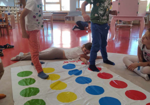 dzieci grają w Twistera