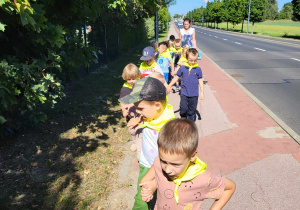 przedszkolaki szukają śmieci w pobliżu przedszkola