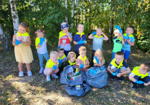 zdjęcie dzieci z workami śmieci
