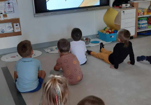 przedszkolaki oglądają film edukacyjny o kropce