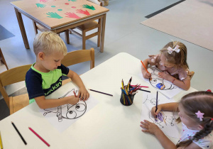 dzieci malują kolorowanki o tematyce kropki