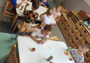 przedszkolaki piją soczki i jedzą babeczki marchewkowe