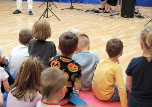 przedszkolaki słuchają muzyków
