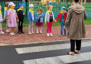 dzieci stoją przed przejściem dla pieszych