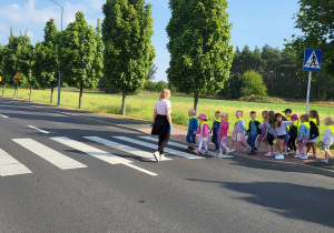 dzieci przechodzą przez przejście dla pieszych