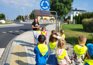 pani Ewa tłumaczy dzieciom znak drogowy