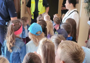 dzieci słuchają policjanta