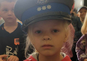 dziewczynka w czapce policyjnej