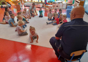 Dzieci rozmawiaja z policjantem