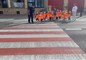 Dzieci przechodzą przez ulicę z policjantem