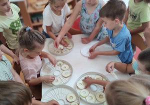dzieci przygotowują jabłka do suszenia