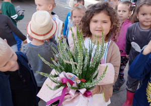 dziewczynka trzyma kwiatka