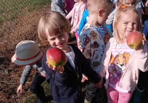 przedszkolaki trzymają jabłka