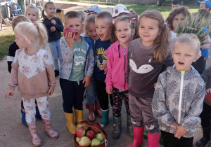 dzieci z koszykiem jabłek