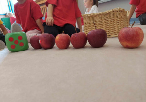 Dzieci przeliczają jabłuszka