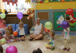 Dzieci bawią się balonami 