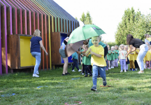 dzieci skaczą z parasolkami
