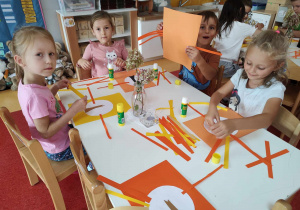 dzieci pracują przy stolikach