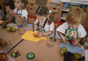 dzieci kroją owoce