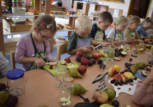dzieci kroją owoce