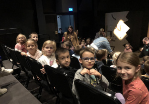 dzieci siedzą w teatrze