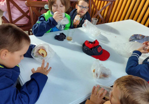 dzieci jedzą podwieczorek