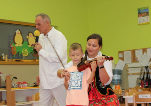 chłopiec gra na skrzypcach