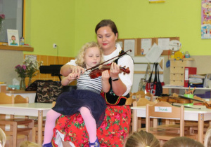 dziewczynka gra na skrzypcach 
